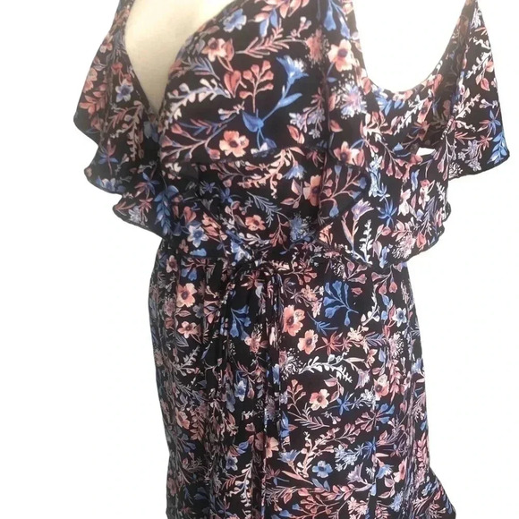 Urban Outfitters Cold Shoulder Floral Faux Wrap Romper- Size 0 - Picture 6 of 11